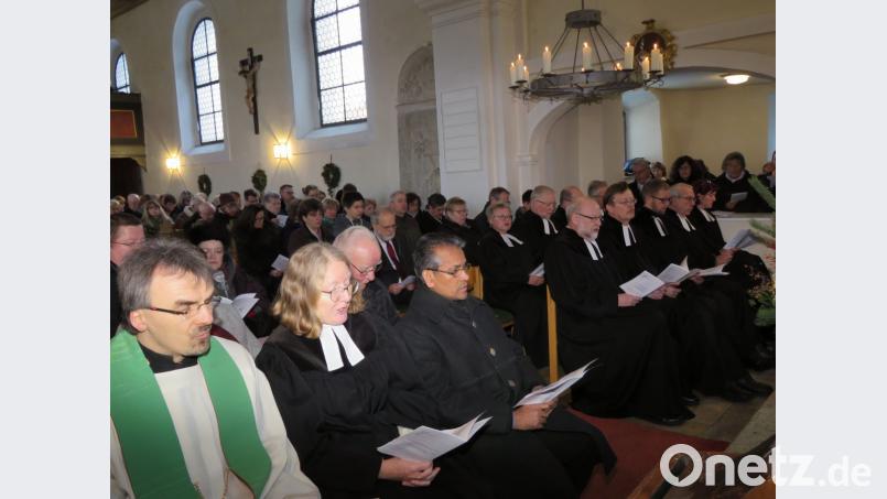 Zahlreiche Gläubige und auch Pfarrerkollegen nehmen am Festgottesdienst teil. Bild: ubb