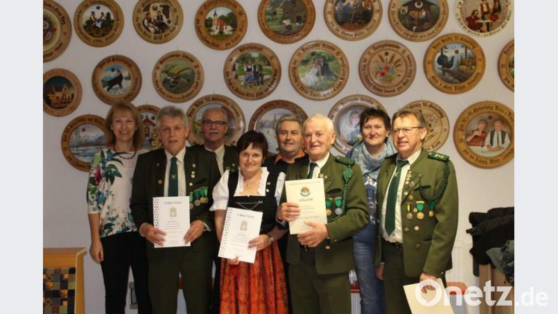 Ehrungen bei den Birglandschützen (von links): Bürgermeisterin Brigitte Bachmann, Helmut Ertel (40 Jahre), Zweiter Schützenmeister Helmut Schötz, Erika Sieß (40 Jahre), Werner Prügel (40 Jahre), Richard Fuchs (50 Jahre), Schriftführerin Margit Dehling und Georg Pilhofer (40 Jahre). Bild: sis