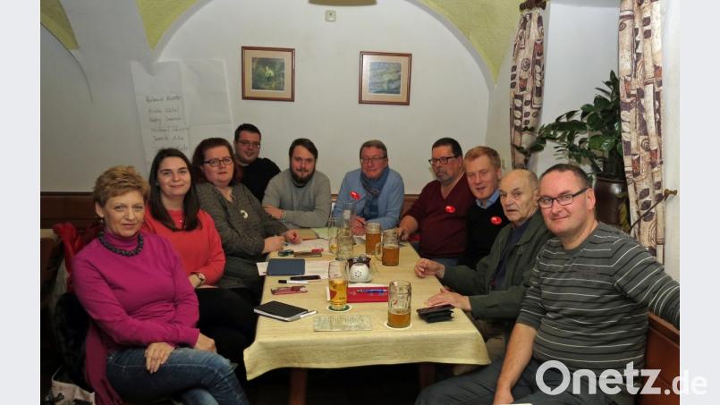 100 Jahre SPD in Rothenstadt - das ist ein Grund zum Feiern. Der Vorstand mit Vorsitzendem Gerold Gleißner (Fünfter von rechts) bietet 2019 dazu ein umfangreiches Festprogramm. Bild: Dobmeier