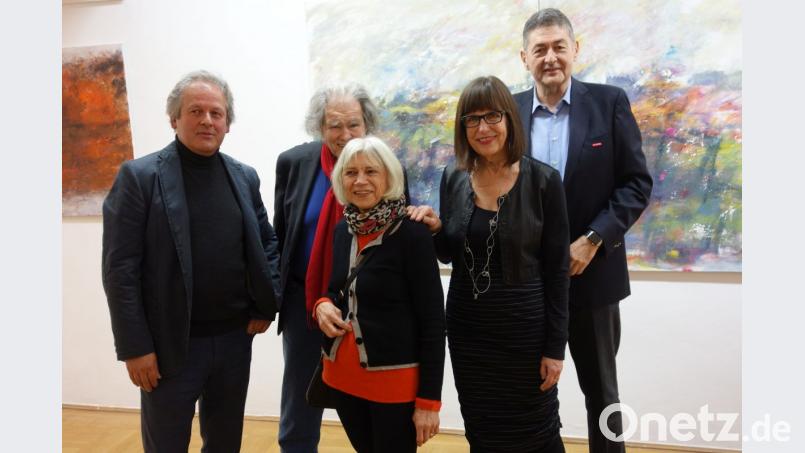 Stephan Wurmer, Reiner R. Schmidt, Maria Seidenschwann, Ursula Bolck-Jopp und der erste Vorsitzende des Kunst- und Gewerbevereins Georg J. Haber (von links) bei der Eröffnung der Schau „Bildwelten“. Bild: Susanne Wolke