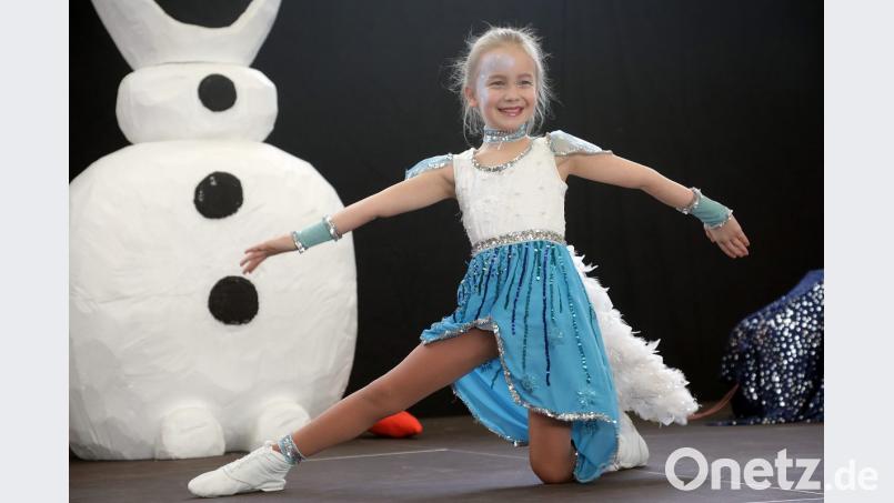 Lina (9) von der Narrhalla Stadt Windischeschenbach verzauberte die rund 1400 Gäste als Eiskönigin. Bild: Wolfgang Steinbacher