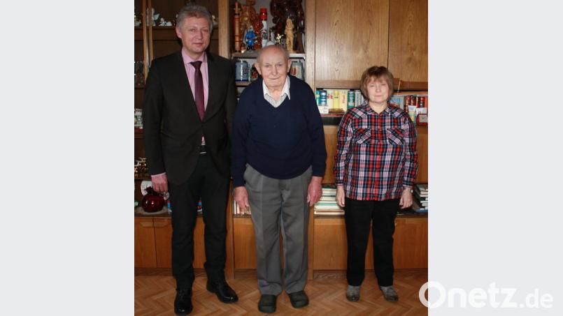 Bürgermeister Lothar Müller gratuliert Ernst Freundl zum 90.Geburtstag. Mit im Bild Tochter Gabi. Bild: lk