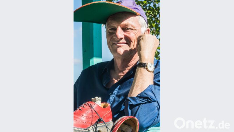 Der Multiinstrumentalist und Kabarettist Josef Brustmann testet sein neues Programm &quot;Das Leben ist Kurz. Kauf die roten Schuh&quot; am 9. März in einer Vorpremiere auf der Kleinkunstbühne der Futura87 in der Alten Schwimmhalle. Bild: Jobst Hahn