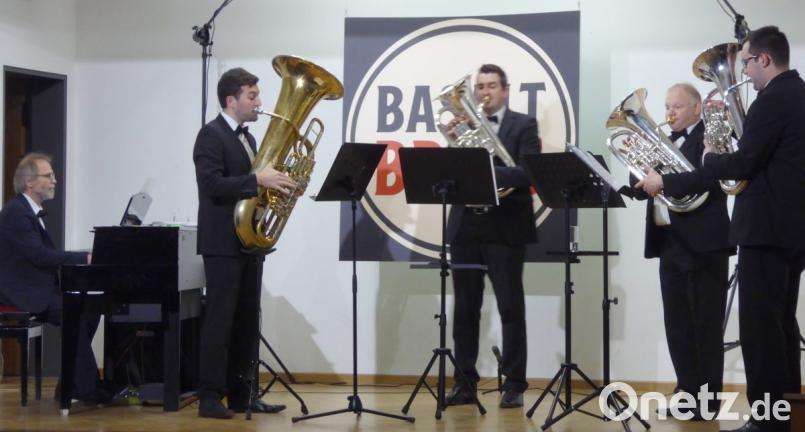 Das Ensemble zusammen mit Pianist Karl-Heinz Kuhl (links) Bild: fsb