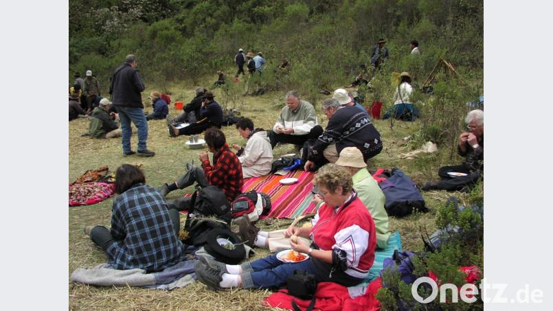 Die Amberger Gruppe isst bei den Quetchua-Indios das im Erdofen zubereitete Lamm. Bild: mma