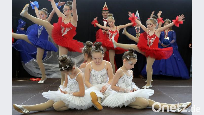 Die Narrhalla Weiden beim Showtanz "Frankreich". Bild: Wolfgang Steinbacher