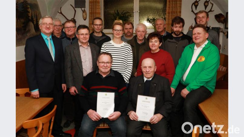 Der neugewählte Vorstand des Imkervereins mit Vorsitzendem Klaus Schmidt (rechts) und der neuen zweiten Vorsitzenden Carmen Kreuzer (Fünfte von rechts). Mit auf dem Bild zweiter Bürgermeister Johannes Reger (links), zweiter Bürgermeister Hans Schön (Vierter von rechts) sowie die beiden geehrten langjährigen Mitglieder (vorne sitzend von links) Josef Zimmerer und Wolfgang Walter. Bild: njn
