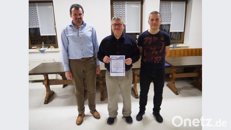 Selten im Vordergrund, aber sehr gewissenhaft und wertvoll für die FC-Familie: Walter Biersack (Mitte) ist seit Jahrzehnten im Sportverein engagiert. Die Vorsitzenden Hans Wiesnet (links) und Robert Schmidt bedanken sich dafür vielmals im Namen aller Mitglieder. Bild: wmi