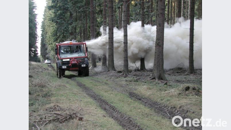 Eine Möglichkeit, Kalk im Wald auszubringen, ist die sogenannte Verblasung. Voraussetzung für diese Methode ist ein entsprechendes Wegenetz im Forst oder das Vorhandensein von Rückegassen.. Bild: Düka Barbing