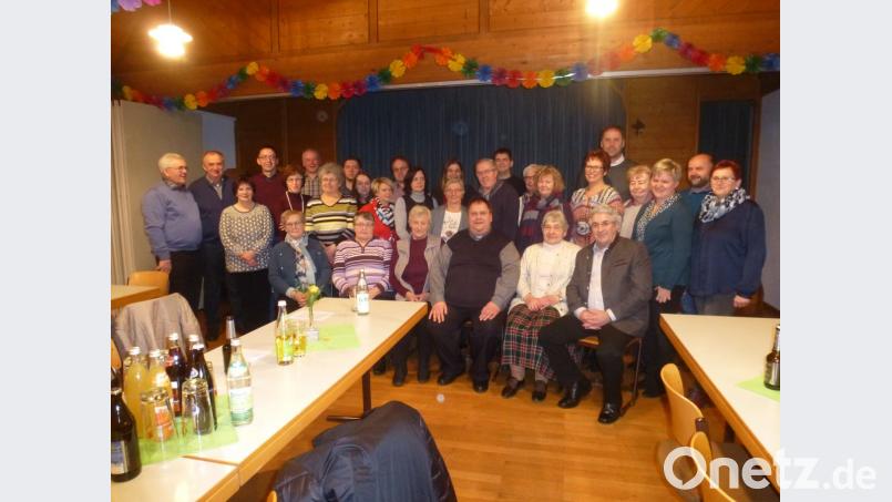 Den zahlreichen Ehrenamtlichen in der Pfarrei Dieterskirchen sprachen Pfarrer Markus Urban (sitzend, Mitte) und Dritter Bürgermeister Michael Albang (sitzend, rechts) ihren Dank aus. Bild: mad