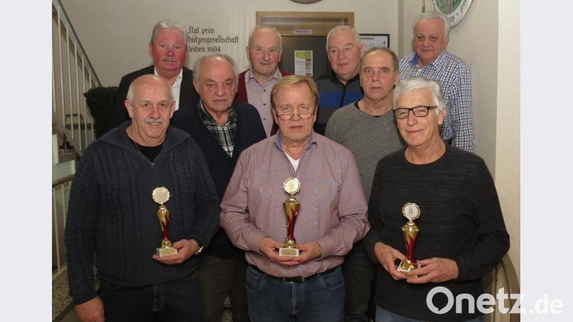 Die Ehrung der Vereinsmeister 2018 und langjähriger Mitglieder stehen bei den „Kartenfreunden Grüne Au“ an. Vorne im Bild die Vereinsmeister Ralf Musall (Mitte), 2. Günter Warziwoda (rechts) und 3. Günter Woppmann. Bild: Dobmeier