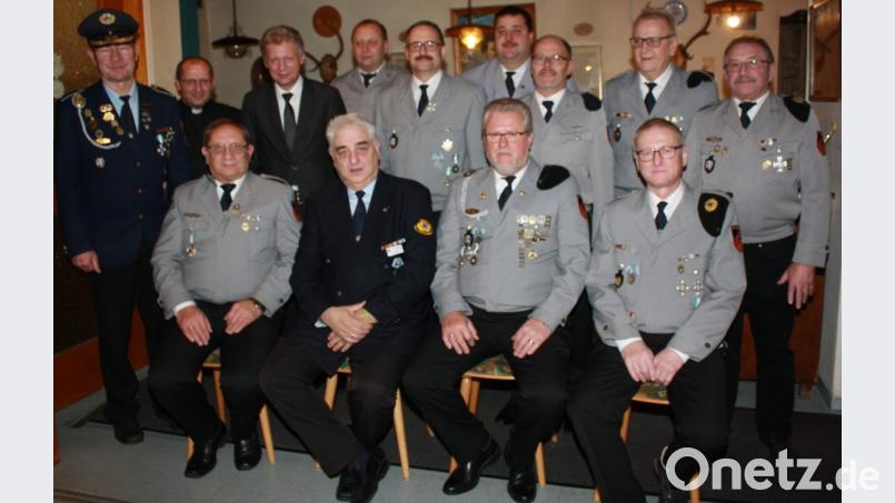 Die Vorstandschaft mit Ehrengästen (vorne von links):	1. Vorstand Alois Freundl, 2. Vorstand BKV-Präsident Hans Schiener, stellvertr. Schießwart Hans-Dieter Dietl und
 Schriftführer Hans Rath sowie (hinten von links)	Kreisvorsitzender Anton Hauptmann, Pfarrer Thomas Thiermann, 1. Bürgermeister Lothar Müller, Kassenprüfer Herbert Freundl, Hauptkassier Wilhelm Schiener, 1. Schießwart Thorsten Schiener, Beisitzer Michael Zölch, Chronist Robert Üblacker und Kanonier Bernhard Schwägerl. Bild: lk