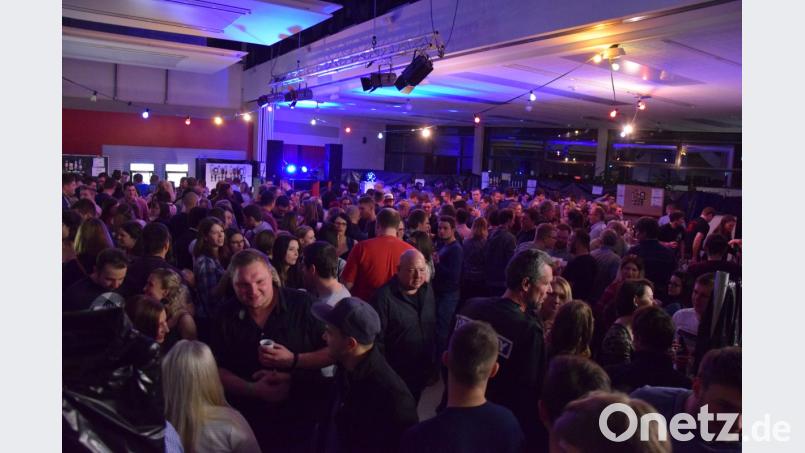 In der Bar im neuen Foyer der Mehrzweckhalle gibt es großen Andrang. Trotz diesem muss hier keiner lange warten. . Bild: mde
