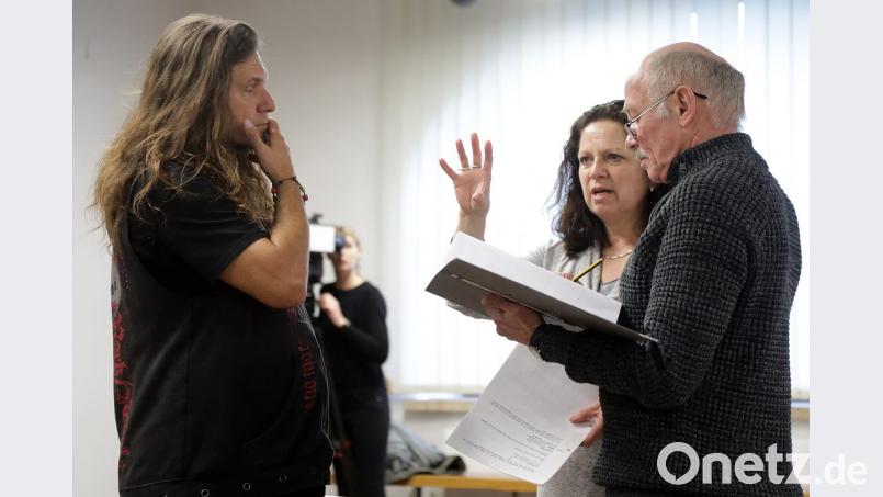 Regisseurin Astrid Vosberg instruiert Winterkönig Andy Kuntz (links) und Reinhold Escherl, der dessen Kammerdiener Jan spielt. Bild: Wolfgang Steinbacher