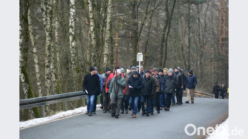 Bei eisigem Ostwind sind die Gläubigen unterwegs Bild: bey