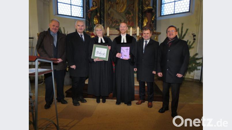 Nadine Schneider und Christoph Zeh (Mitte von links) freuen sich über herzliche Glückwünsche und schöne Geschenke von den Bürgermeistern Gottfried Härtl aus Friedenfels, Ulrich Roth aus Krummennaab, Karlheinz Budnik aus Windischeschenbach und Hans Donko aus Erbendorf (von links). Bild: ubb