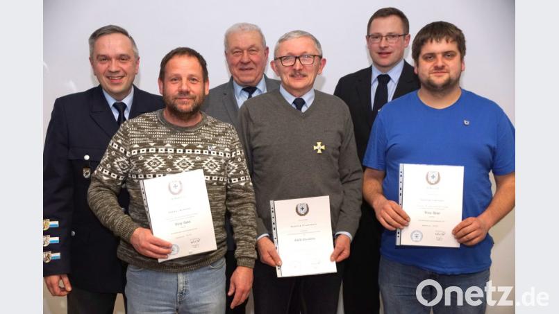 Kreisvorsitzender Thomas Semba, dritter Bürgermeister Eberhard Besold und Vorsitzender Martin Schmid (hinten von links) würdigen Thomas Krenzer, Manfred Fischer und Andreas Gärtner (vorne von links) für ihre Treue und ihren Einsatz. Bild: bkr