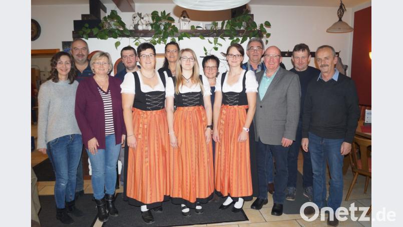 Die neugewählte Führung des Musikvereins Gleiritsch zusammen mit Bürgermeister Hubert Zwack (rechts) und Musikbund-Bezirksvorsitzendem Gerhard Engel (Dritter von rechts.) Bild: sgs