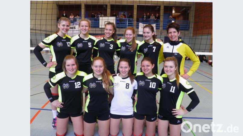 Der Volleyball-Oberpfalzmeister der U18, der SV Hahnbach mit hinten von links Julia Polito, Lisa Großmann, Mira Sperber, Lisa Kölbel, Lucy Riß, Trainerin Lisa Lederer, (vorne von links) Vanessa Wamser, Sina Ströhl, Marie Heidlinger, Louisa Tilgen und Lena Meier. Bild: exb