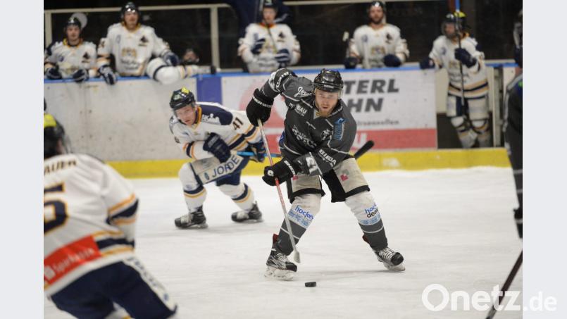 Florian Wrobel (dunkles Trikot) traf zum 6:2-Endstand für den ERSC Amberg im Heimspiel gegen den ESC Geretsried. Bild: brü
