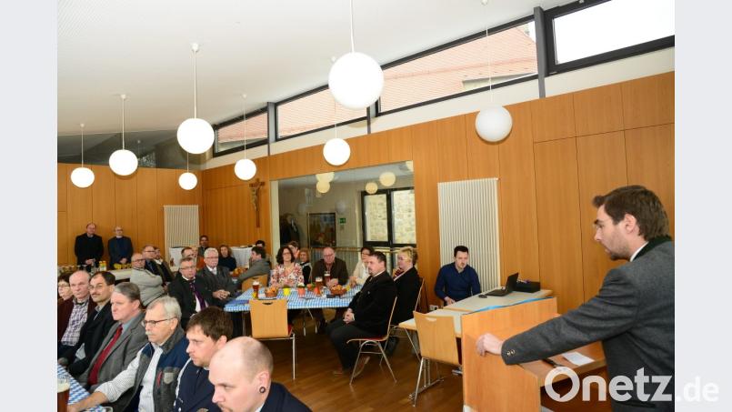 Landtagsabgeordneter Stephan Oetzinger spricht sich beim Neujahrsempfang der CSU lobend über die Zusammenarbeit aus, eine Tatsache, die Ortsvorsitzender Josef Wittmann (Mitte am Tisch) auch im Gemeinderat sieht.. Bild: bey