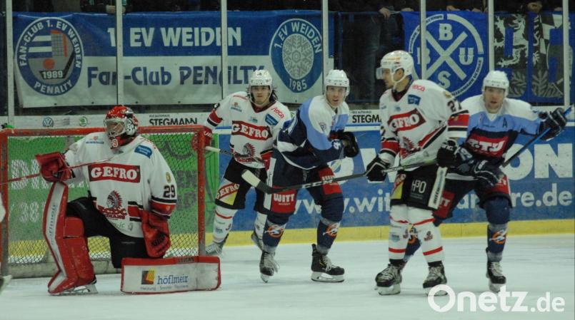 Eine Woche nach dem 3:1-Heimsieg (Szene mit Michael Kirchberger, rechts, und Simon Hintermeier) gegen den ECDC Memmingen verloren die Blue Devils bei den Allgäuern mit 2:3. Bild: gb