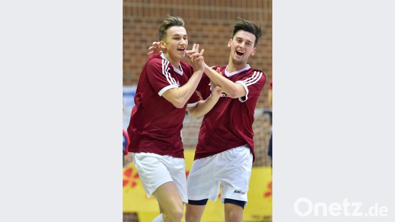 Bei den Spielern der SG Etzenricht II/Luhe-Wildenau II ist die Vorfreunde auf die bayerische Futsal-Meisterschaft groß. Bild: A. Schwarzmeier