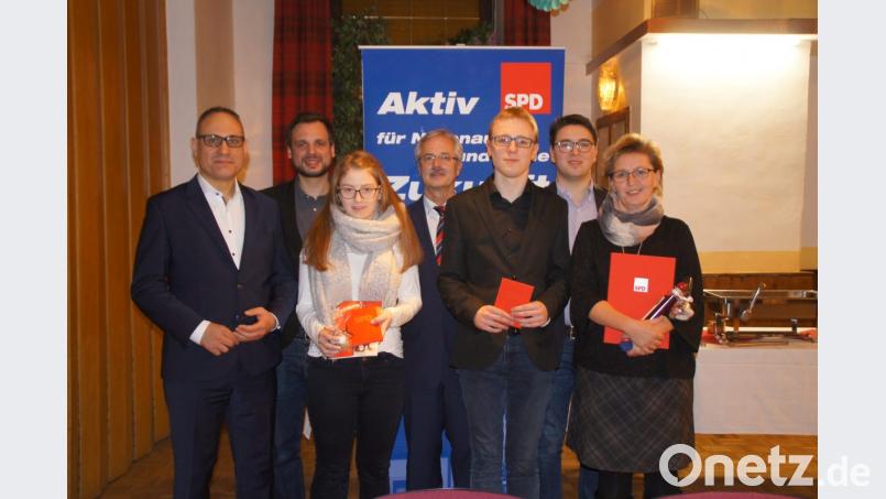 Monika Kulzer (rechts) für beim Neujahrsempfang der SPD Nittenau für 25-jährige Mitgliedschaft Nittenau geehrt. Dazu gratulierten auch Europaabgeordneter Ismail Ertug (links), SPD-Ortsvorsitzender Martin Grill (Zweiter von links), Bürgermeister Karl Bley (Vierter von links) und SPD-Kreisvorsitzender Peter Wein (Zweiter von rechts). Bild: sir