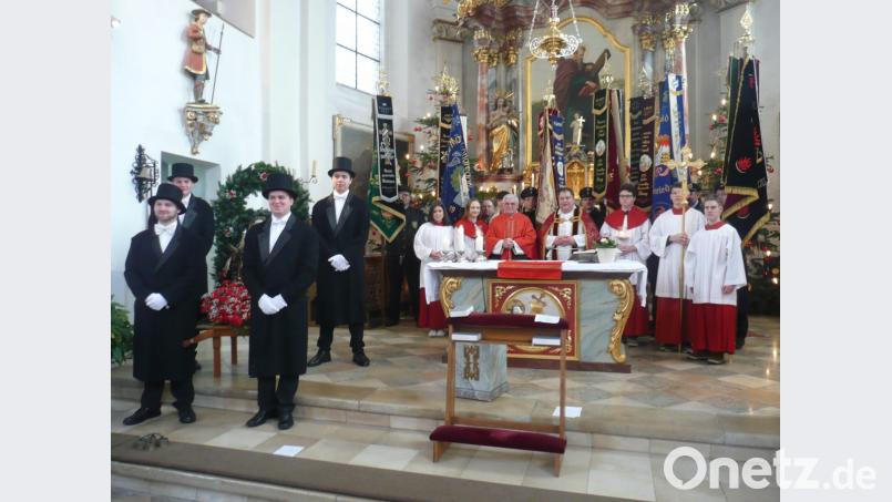 Vier junge Männer in Frack, Zylinder und weißen Handschuhen tragen die Statue des heiligen Sebastian in die Pfarrkirche. Die Festpredigt hielt Pfarrer Markus Urban. Bild: amö
