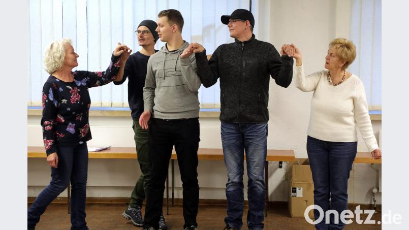 Noch ohne schrille Kostüme, aber mit viel Herzblut bei der Sache: Die Komödiantentruppe, die im Welttheater den Winterkönig verspottet, probt in der Alten Reitschule der Knappschaftskapelle. Bild: Wolfgang Steinbacher