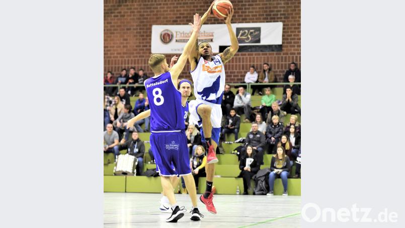 Monty Woods steigt zum Wurfversuch hoch: Der US-Amerikaner war einer der fleißigsten Punktesammler beim Heimsieg der Hamm Baskets. Bild: G. Büttner