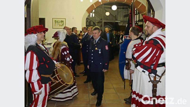 Vor der Ehrenwache des Stiber-Fähnleins, die alljährlich beim Stadtempfang mit ihrer historischen Gewandung für einen Hingucker sorgt, haben sogar die Vertreter der Feuerwehr Siebeneichen Respekt. Bild: bmr