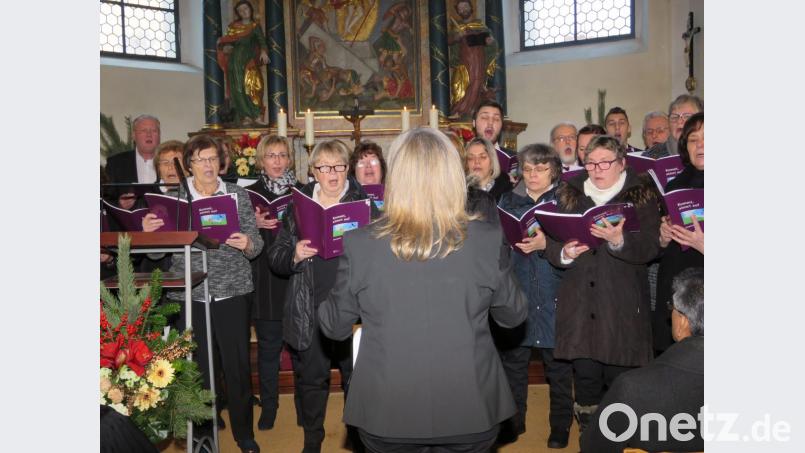 Der Chor der Kirchengemeinde singt eindrucksvolle Kirchenlieder. Bild: ubb