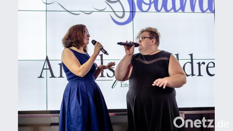 Stefanie Gröger (links) und Bettina Mildner begeistern als Duo &quot;Soulmate&quot; beim Benefizkonzert im Innovision-Center. Bild: pml