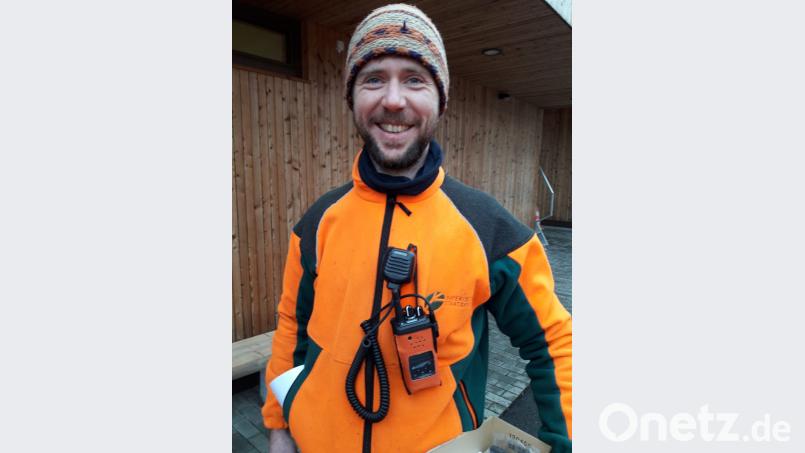 Forstwirt Thomas Frank mit dem neuen Sicherheitsfunkgerät. Bild: FWM Martin Lehmeier, BaySF