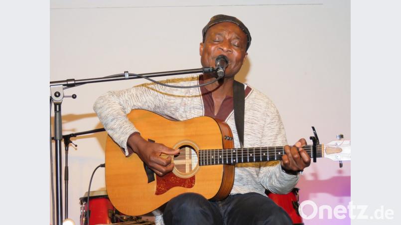 Der charismatische Musiker Adjiri Odametey hat seine Zuhörer im Kunsthaus mit seiner urtümlich afrikanischen Musik verzaubert. Bild: ubb