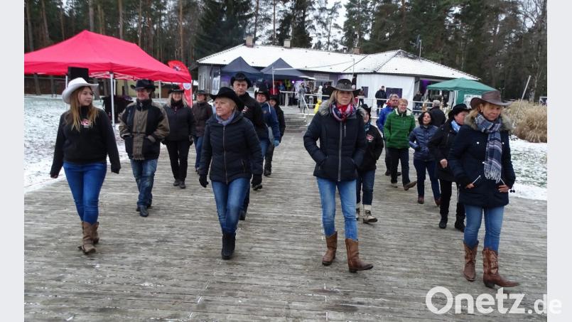 Einige Line-Dancer tauschen Boots gegen Winterstiefel. Bild: Dobmeier