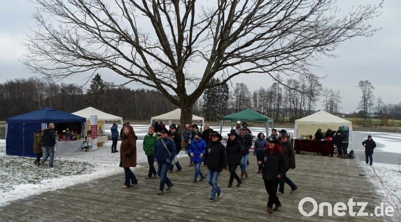 Die „Swinging Hats“ mit Freunden tauschen für ihren Line-Dance die Boots gegen Winterstiefel. Damit beugen sie kalten Füßen vor. Kunsthandwerkerstände bieten ihre Waren feil. Bild: Dobmeier