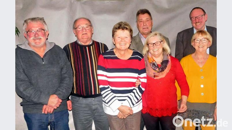 Herbert Brilla löst nach acht Jahren Martha Zeitler (Vierter und Dritte von rechts), die als Beisitzerin weiter macht, an der Spitze der Schlaganfallselbsthilfegruppe ab. Ihm zur Seite stehen stellvertretende Vorsitzende Angela Fraunholz, Kassiererin und Schriftführerin Karin Brilla, Rechnungsprüfer Alfred Malzer und Paul Veigl (von rechts) zur Seite. Ihnen gratuliert zweiter Bürgermeister Rudi Heier (hinten rechts). Bild: hai