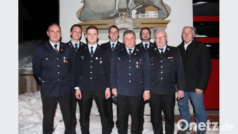 Über Ernennungen und Auszeichnungen durch Kommandant Andreas Götz (links) freuen sich Aktive der Feuerwehr Neudorf. Sie ist laut Kreisbrandmeister Alfons Huber (Zweiter von rechts) bestens aufgestellt. Bild: pi