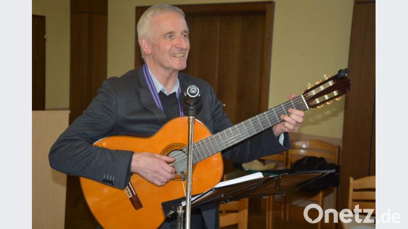 Mit Gesang und Gitarre überzeugte Pfarrer Josef Triebenbacher. Der gebürtige Kondrauer hielt im Josefsheim einen leidenschaftlichen Vortrag mit vielen Liedern zum Mitsingen. Bild: jr