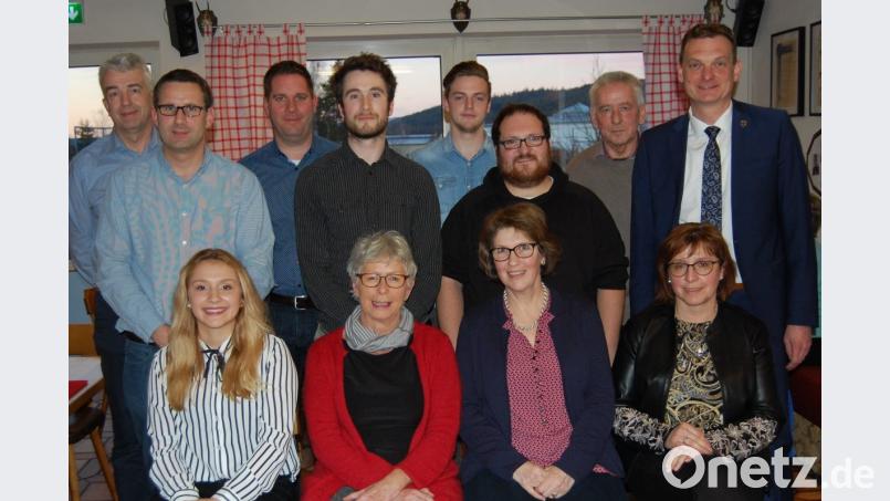 Das Führungsteam der SPD hat sich verjüngt. Christian Reichl (stehend, Vierter von links) aus Meerbodenreuth ist der neue Vorsitzende des Ortsverbandes. Bild: sm Bild: Schmola, Werner