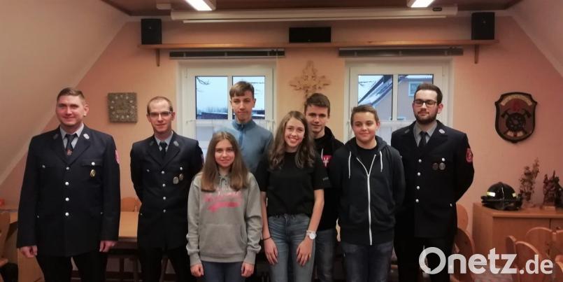 Stellvertretender Kommandant Dominik Peter und Kommandant Thomas Riebl (von links) freuen sich mit Jugendwart Tobias Franz (rechts), dass sich weiterhin viele Jugendliche in der Jugendgruppe der Feuerwehr aktiv einbringen. Bild: flt