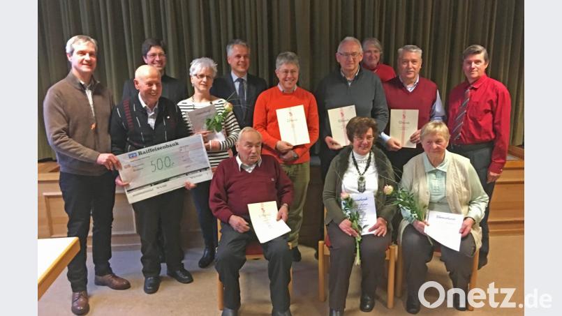 Auszeichnungen am laufenden Band bei der Katholischen Arbeitnehmerbewegung. Die 500 Euro, die Vorsitzender Franz Völkl (Zweiter von links) mitgebracht hat, sind für die Pfarrei bestimmt. Bild: cro