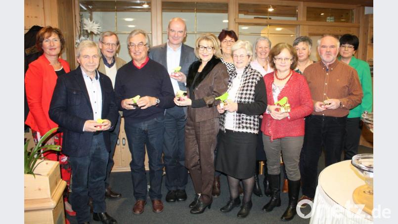 Eine schöne Idee setzten die Vorsitzenden in die Tat um: Die Ehepartner der Vorstandsmitglieder wurden durch Monika Krauß (rechts) und Anne Gierlach (links) mit einem Präsent gewürdigt. Bild: lg