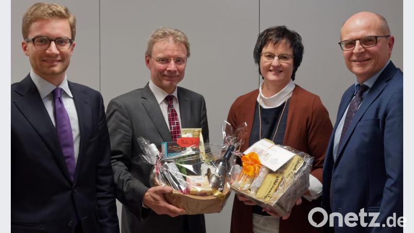 Manfred Tretter (Zweiter von links) ist seit Anfang des Jahres nicht mehr Geschäftsführer des MVZ Stiftland gGmbH. Ihm folgen Bettina Wolf und Peter Konrad (links) nach. Der Pflegedirektor der Kliniken Nordoberpfalz AG, Thomas Baldauf, bedankte sich beim scheidenden Geschäftsführer und wünschte den Nachfolgern ein gutes Händchen. Bild: tr