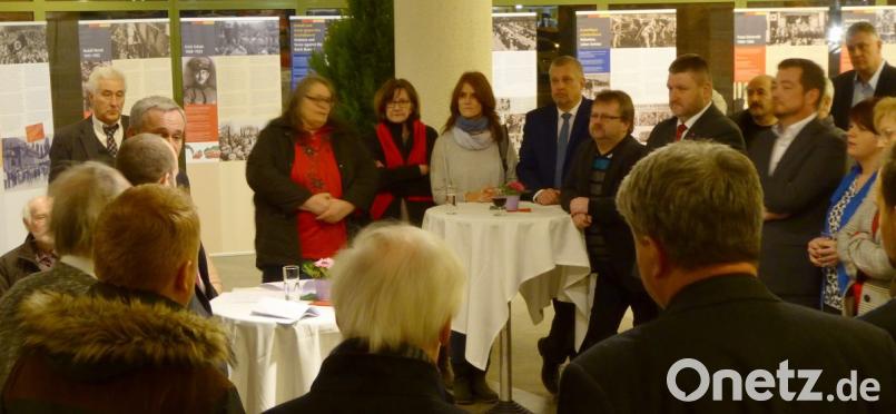 Mandatsträger und Interessierte bei der Eröffnung Bild: fsb