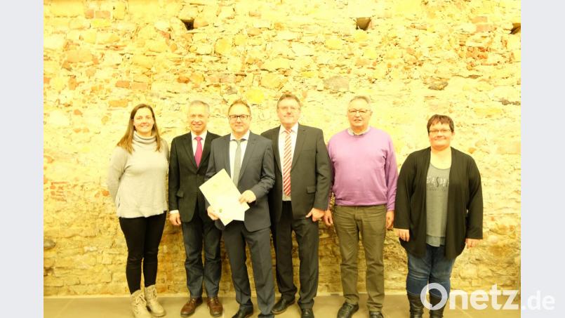 Hans-Jürgen Geier (Dritter von links) feiert 25-jähriges Dienstjubiläum. Dazu gratulierten ihm (von links) Christina Dotzler, 2. Bürgermeister Thorsten Grädler, Bürgermeister Hans-Martin Schertl, 3. Bürgermeister Heinrich Ruppert und Kerstin Lindner. Bild: Stefanie Gradl