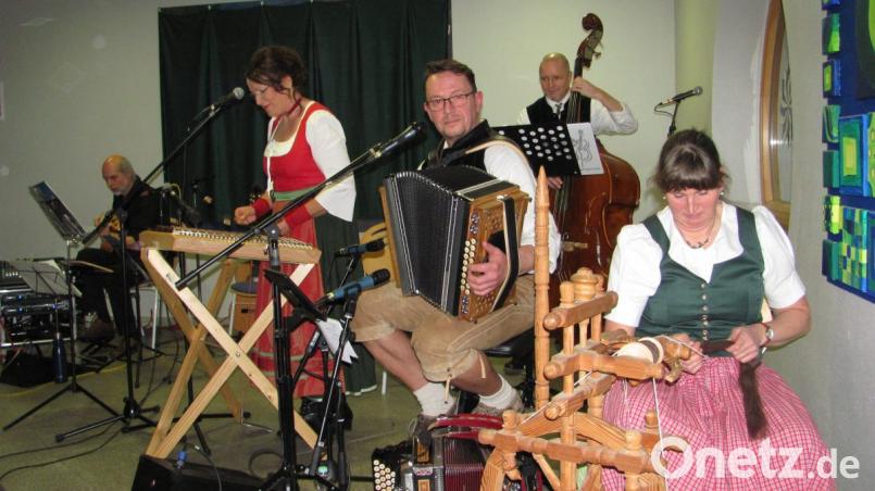 Conny Gurdan (Zweite von links) bescherte mit der &quot;Oberpfälzer Grenzgangmusik&quot; und Hubert Gleißner (links) Rainer Artmann (Mitte) Raphael Pillny (Zweiter von rechts) und Ulrike Remold (rechts), die neben ihrer Gitarre auch das Spinnen beherrschte, gut 150 Manteler Konzertbesuchern einen außergewöhnlich vielseitigen und unterhaltsamen Abend. Bild: sei
