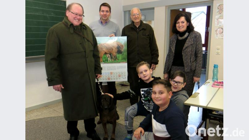 Der Vorsitzendes der BJV-Kreisgruppe, Hans Vornlocher (links), und der Ehrenvorsitzende des Jägervereins St. Huberus, Herbert Krauthann (Zweiter von rechts) besuchten die Kreuzbergschule und überreichten die Jagdkalender an die Schüler, Rektorin Maria Karg-Pirzer (rechts) und Lehrer Dr. Armin Gugan. Bild: Hirsch
